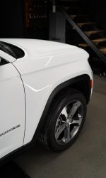 oczny profil Jeepa Grand Cherokee po detailingu lakieru