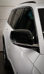 Boczne lusterko Jeepa Grand Cherokee po korekcie lakieru i zabezpieczeniu naturalnym woskiem