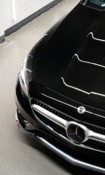 Przednia maska Mercedesa Klasy S po renowacji lakieru i zabezpieczeniu naturalnym woskiem