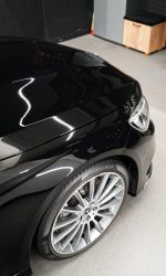 Przedni bok Mercedesa Klasy S z widoczną alufelgą po renowacji lakieru