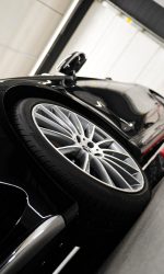Linia boczna Mercedesa Klasy S z widoczną felgą po renowacji lakieru