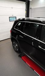 Boczne ujęcie Mercedesa EQB przygotowanego do zwrotu po leasingu