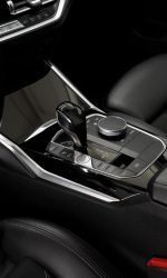 Drążek skrzyni biegów i konsola środkowa we wnętrzu BMW G20