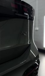 Folia ochronna PPF w trakcie aplikacji – ochrona lakieru