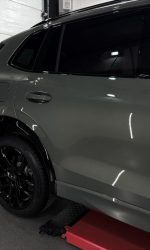Aplikacja folii PPF na lakier samochodu w studiu detailingowym