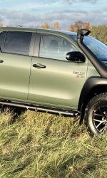 Bok Toyoty Hilux w folii ochronnej PPF Olive Green Matte