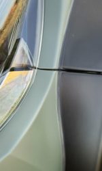 Detal karoserii Hiluxa w matowej folii PPF Olive Green