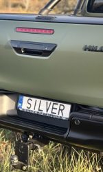 Tył Toyota Hilux Arctic Trucks po zmianie koloru na Olive Green Matte PPF