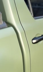 Detal karoserii Hiluxa w matowej folii PPF Olive Green
