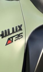 Detal karoserii Hiluxa w matowej folii PPF Olive Green