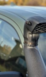 Toyota Hilux Arctic Trucks w studio po oklejeniu Olive Green Matte + maska Carbon 5D