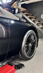 Zbliżenie na powierzchnię lakieru Mercedes CLE po korekcie One Step