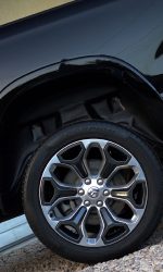 Tylne nadkole RAM 1500 po aplikacji folii PPF